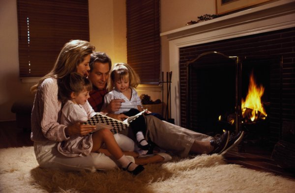 Семья у камина