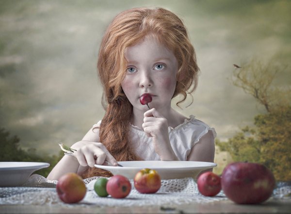 Девочка с яблоками