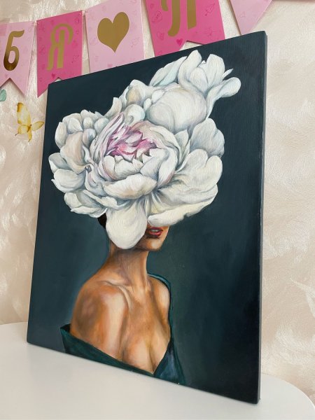 Девушка с пионами на голове Эми Джадд