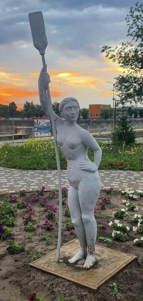 Речной вокзал девушка с веслом