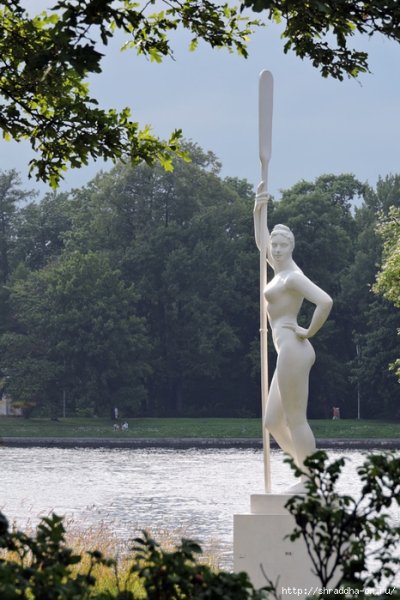 "Девушка с веслом" скульптор Иван Шадр