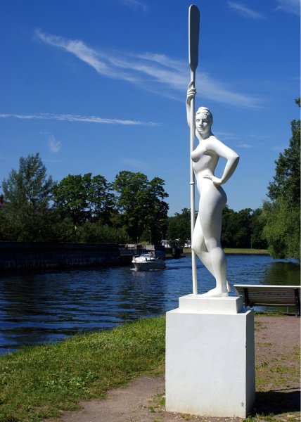 Девушка с веслом картина художника