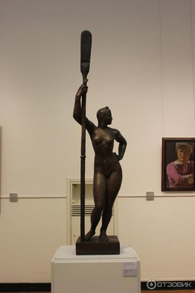 Девушка с веслом