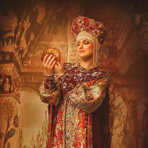 Портрет русской красавицы с косой