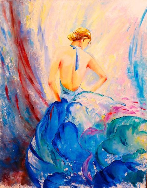 Девушка в развевающемся платье синем