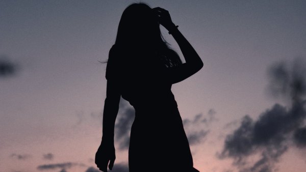 Силуэт девушки в темноте