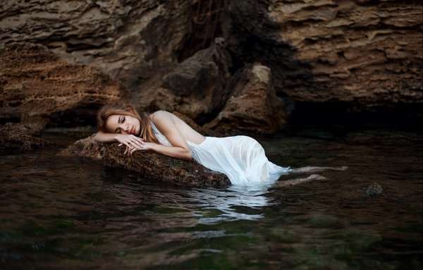 Фотосессия на камнях у воды