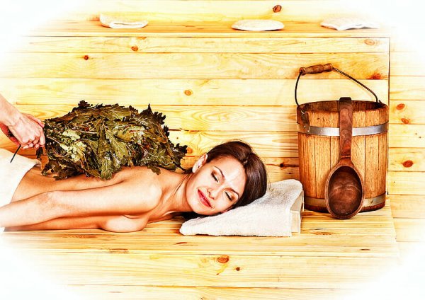 Девушка с банным веником