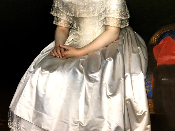 Дама в атласном платье