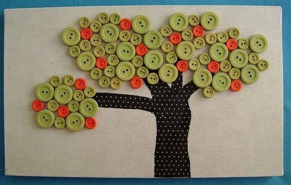 Дерево из пуговиц на ткани