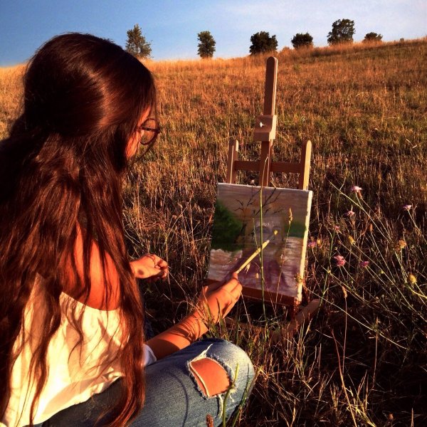 Девушка с мольбертом на природе