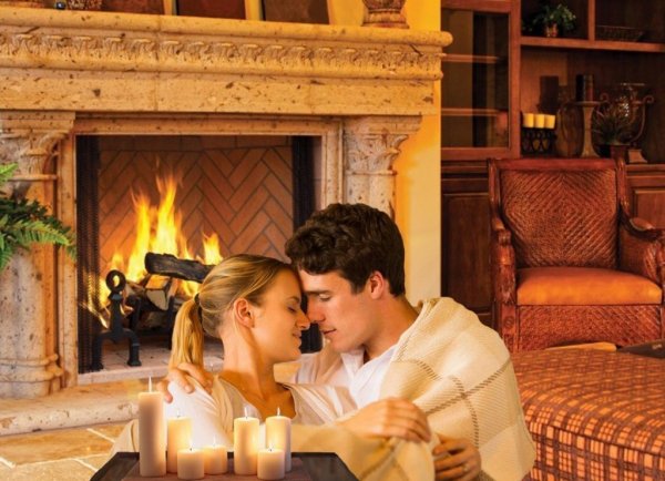 Семья возле камина