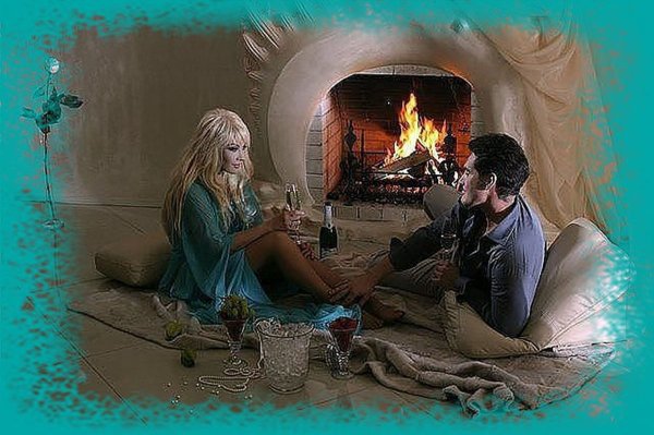 С любимым возле камина