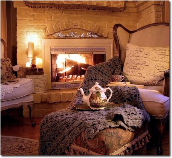 Камин кресло качалка уют