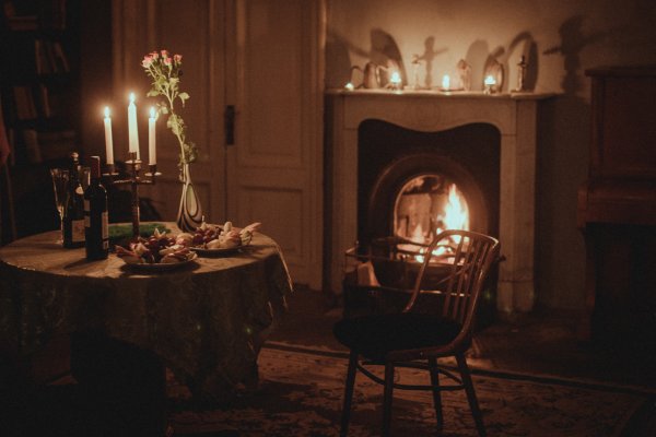 Столик у камина