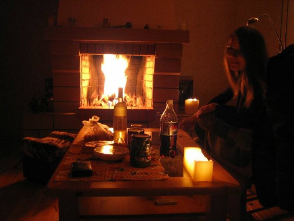 Ужин при свечах у камина