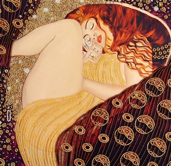Девушка в золотом платье