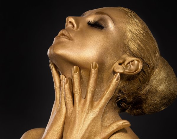 Лицо девушки в золоте