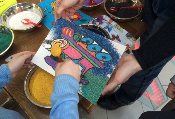 Рисование цветным песком