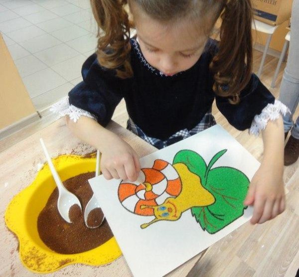 Рисование цветным песком