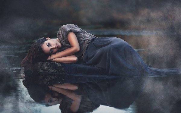 Грустная девушка