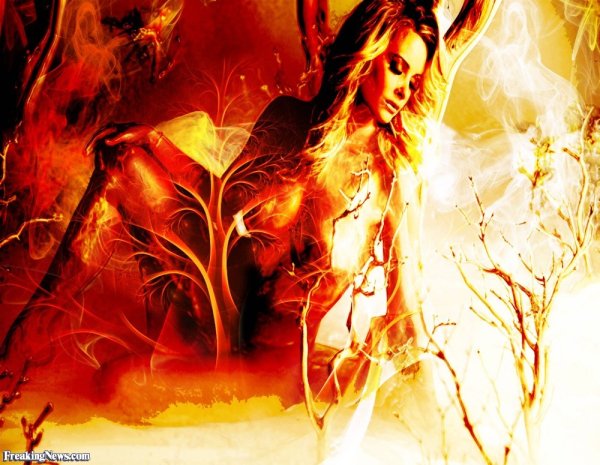 Женщина на фоне огня