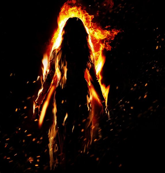 Красивая девушка в огне