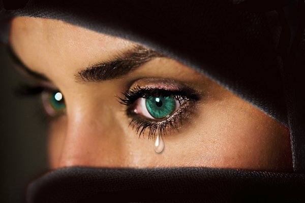 Девушка в слезах