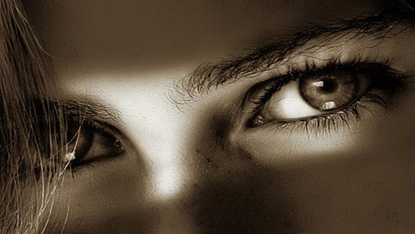 Грустные женские глаза