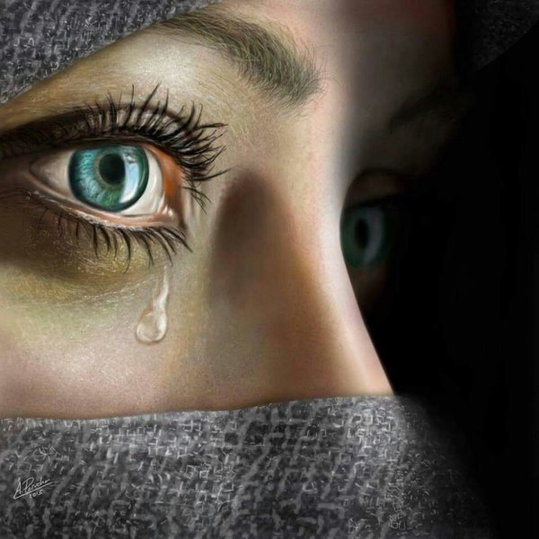 Глаз плачущей девушки