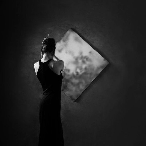 Силуэт девушка у зеркала