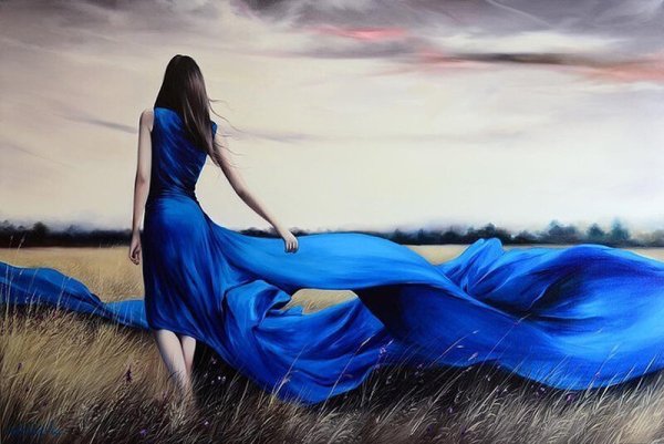 Брюнетка в синем платье со спины