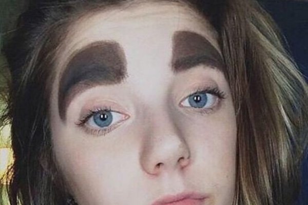 Девушка с черными губами