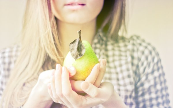 Фрукты с тела девушки