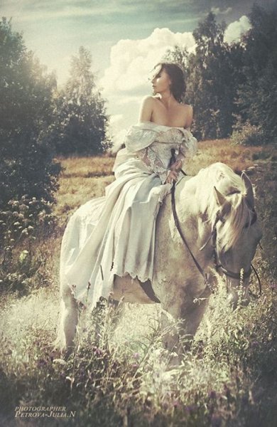 Женщина на лошади арт