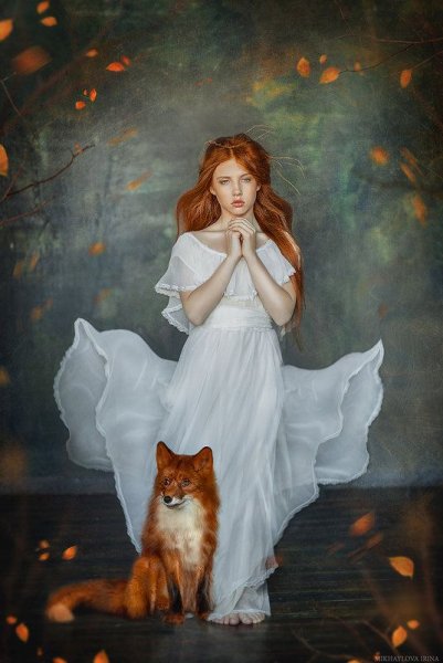 Рыжеволосая девушка с лисой