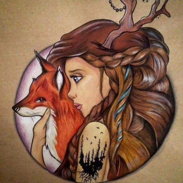 Рыжая девушка с тату лисы