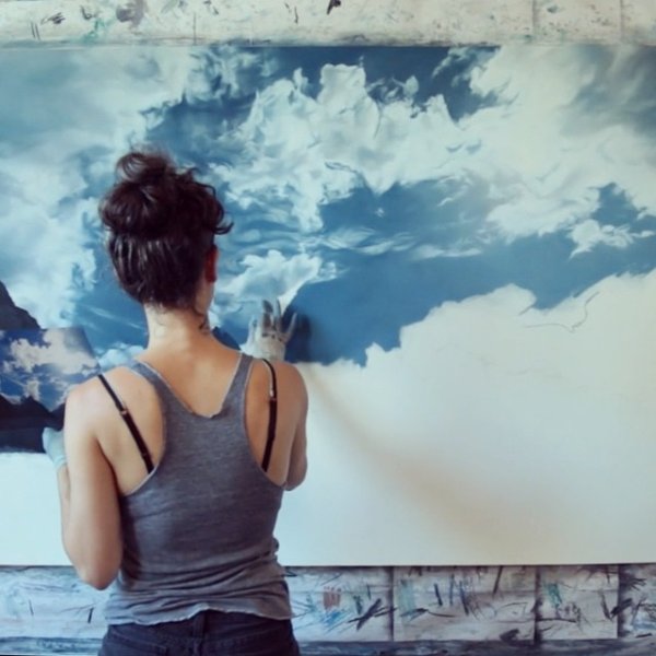 Девушка рисует на стене