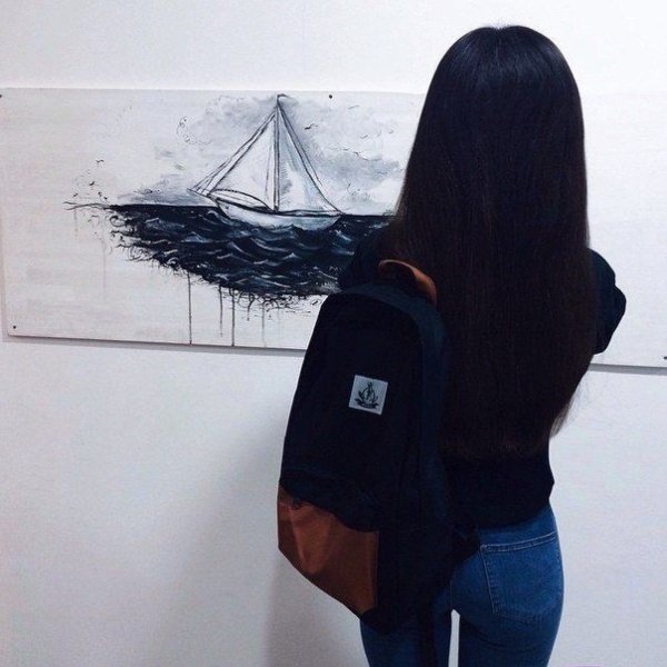 Девушка с чёрными волосами без лица