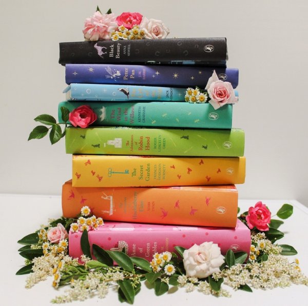 Стопка книг и цветы