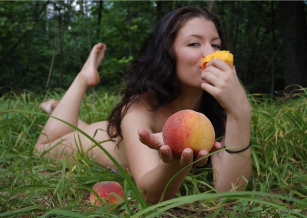 Девочка с персиками после