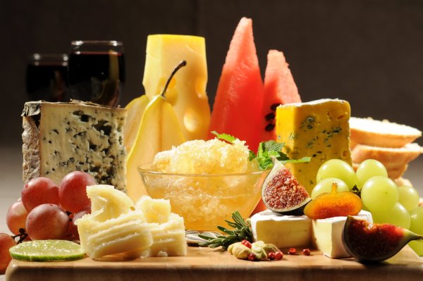 Сыр с фруктами