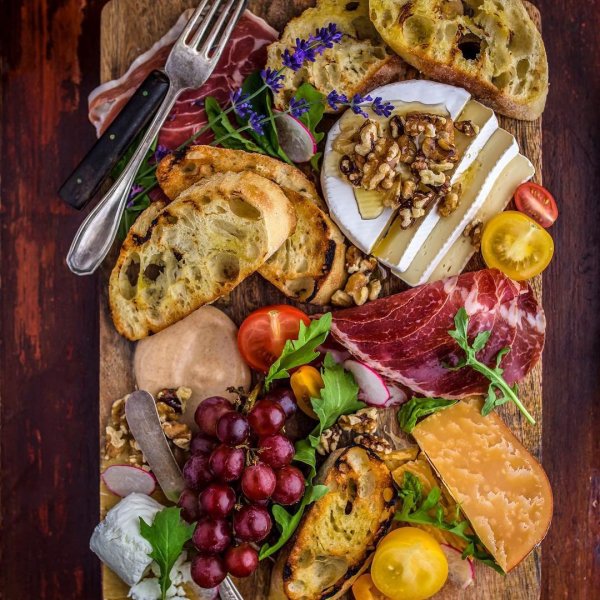 Стол с едой