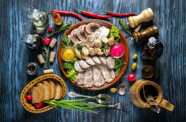 Мясное ассорти на деревянной доске