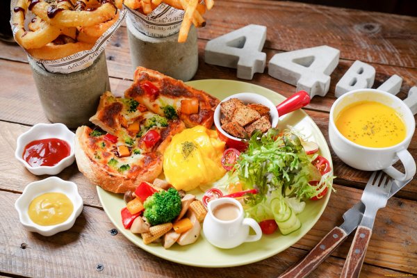 Стол с едой