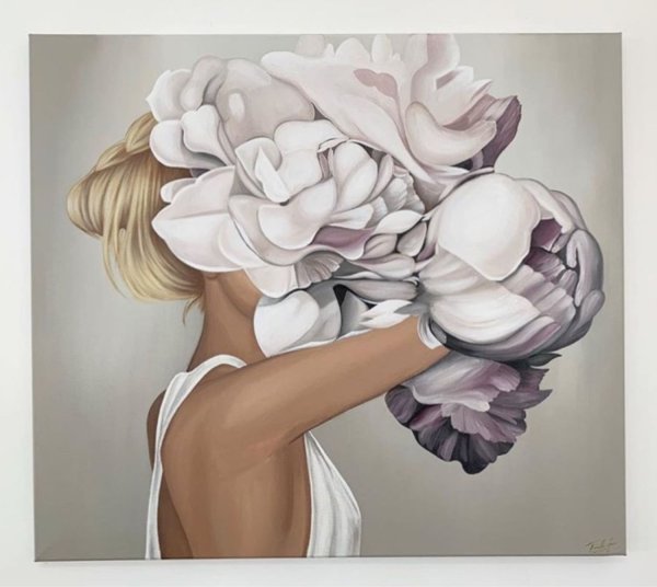 Девушка с пионами картина
