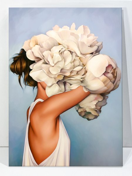 Девушка с пионами на голове