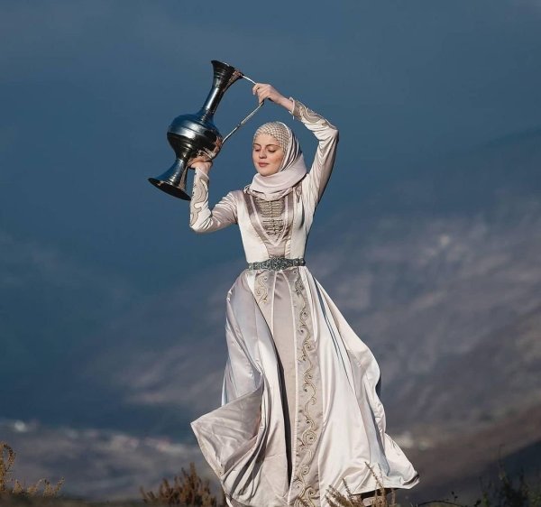 Девушка с двумя кувшинами