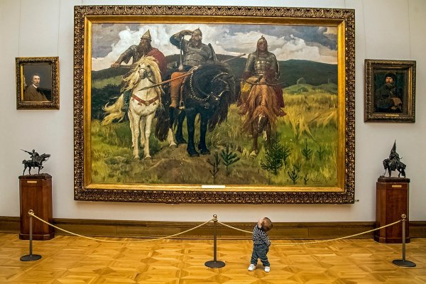 Маковский Константин Егорович в мастерской художника