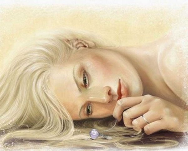 Девушка плачет